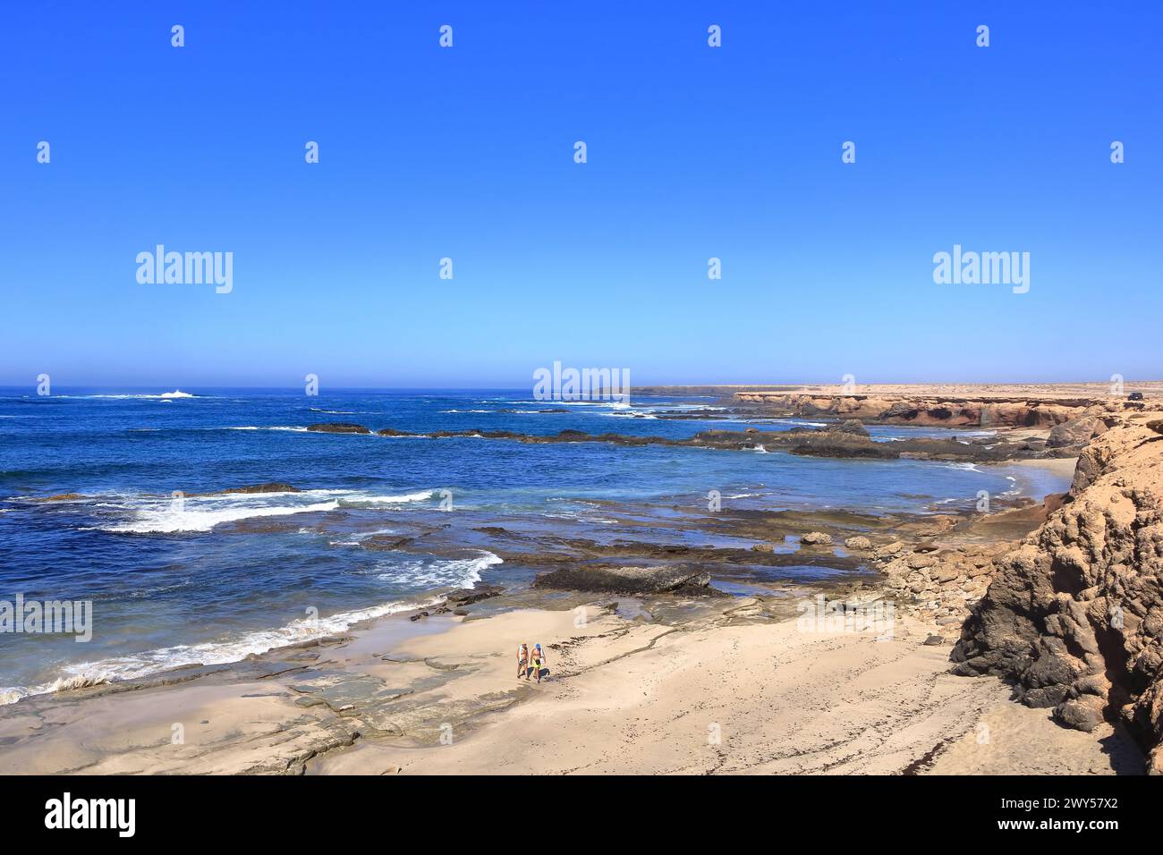 19 de noviembre de 2023 - Puerto de la Cruz, Jandia, Fuerteventura en España: Gente en la rocosa Playa de los Ojos - Playa de Los Ojos Foto de stock