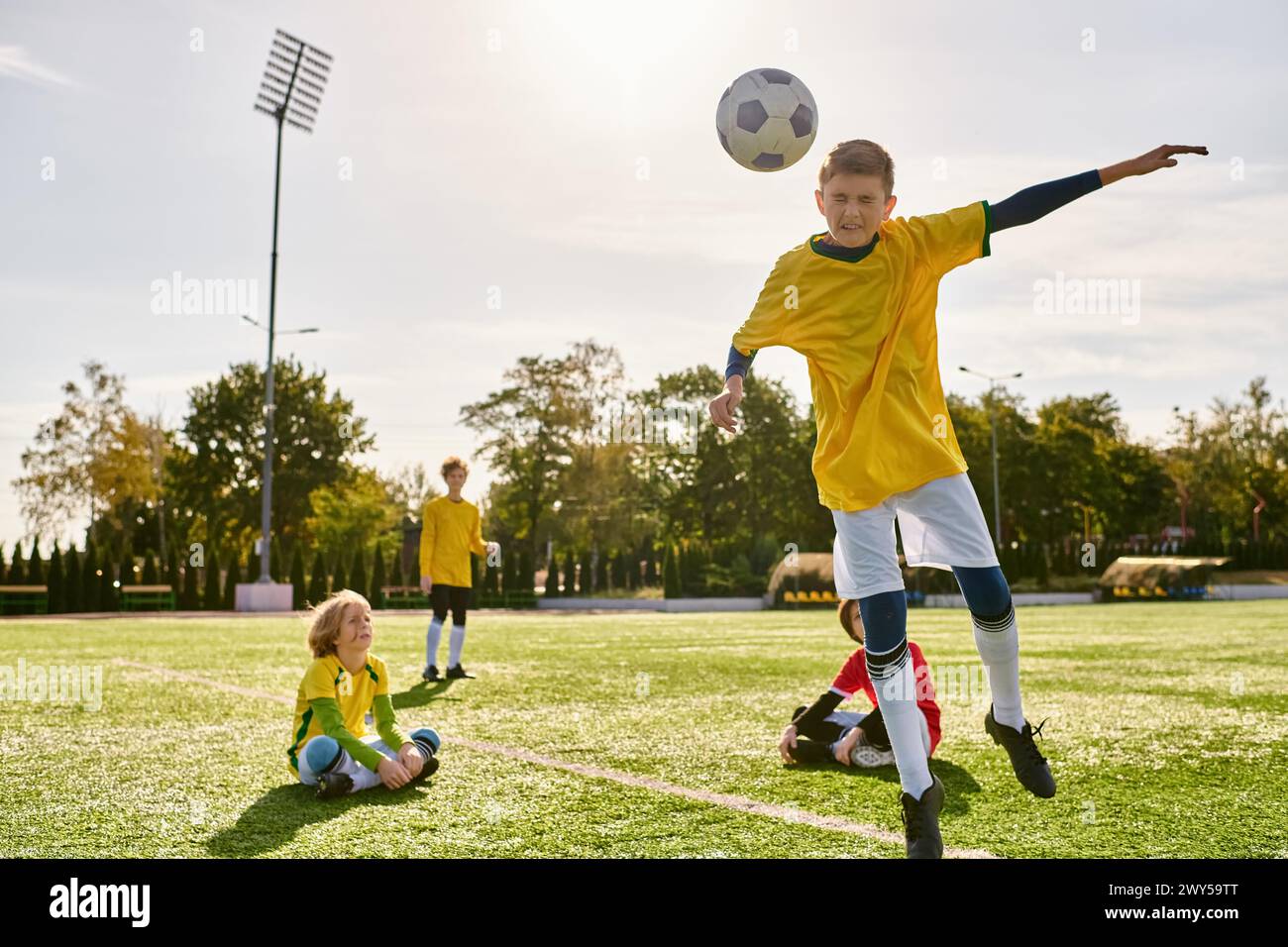 Un grupo de jóvenes jugando enérgicamente al fútbol en un campo verde,  pateando la pelota, corriendo y animando con pasión y determinación  Fotografía de stock - Alamy