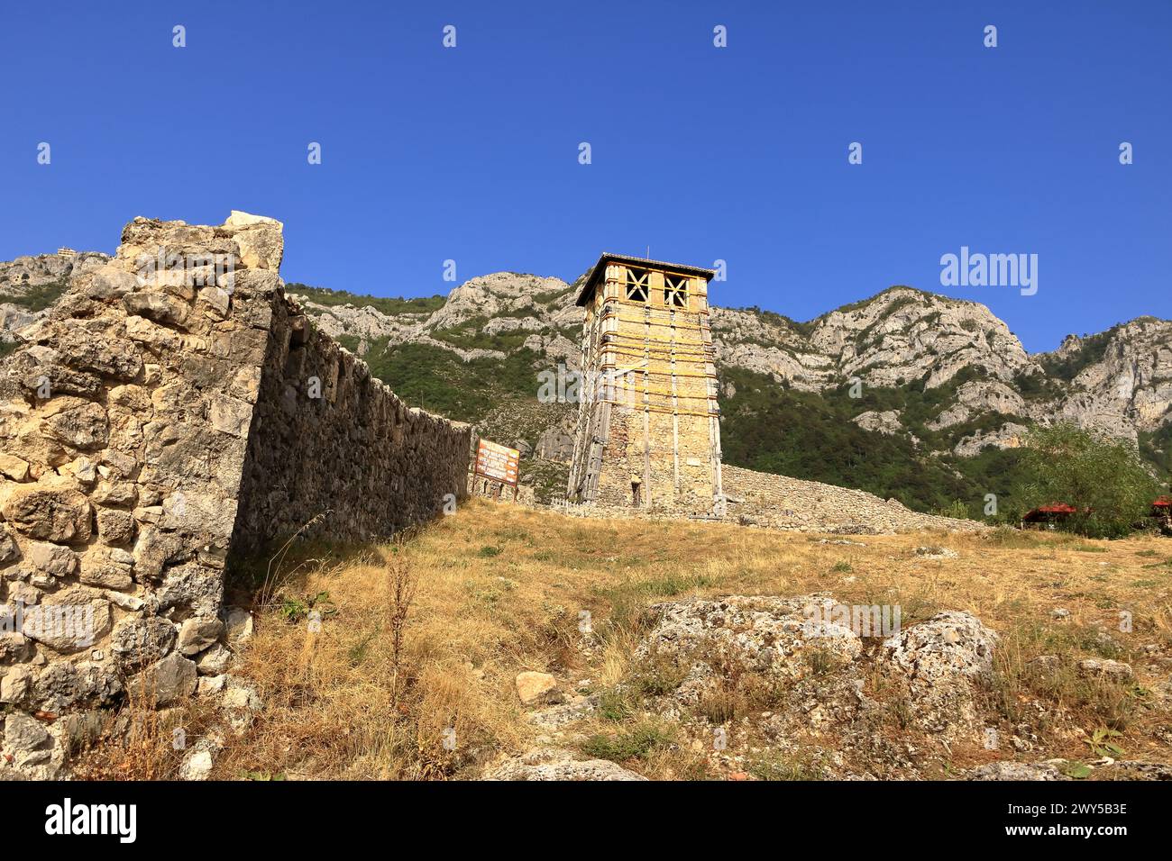 22 de septiembre de 2023 - Kruja en Albania: Ruinas de la mezquita Fatih Sultan Mehmet en los terrenos del castillo de Kruja Foto de stock