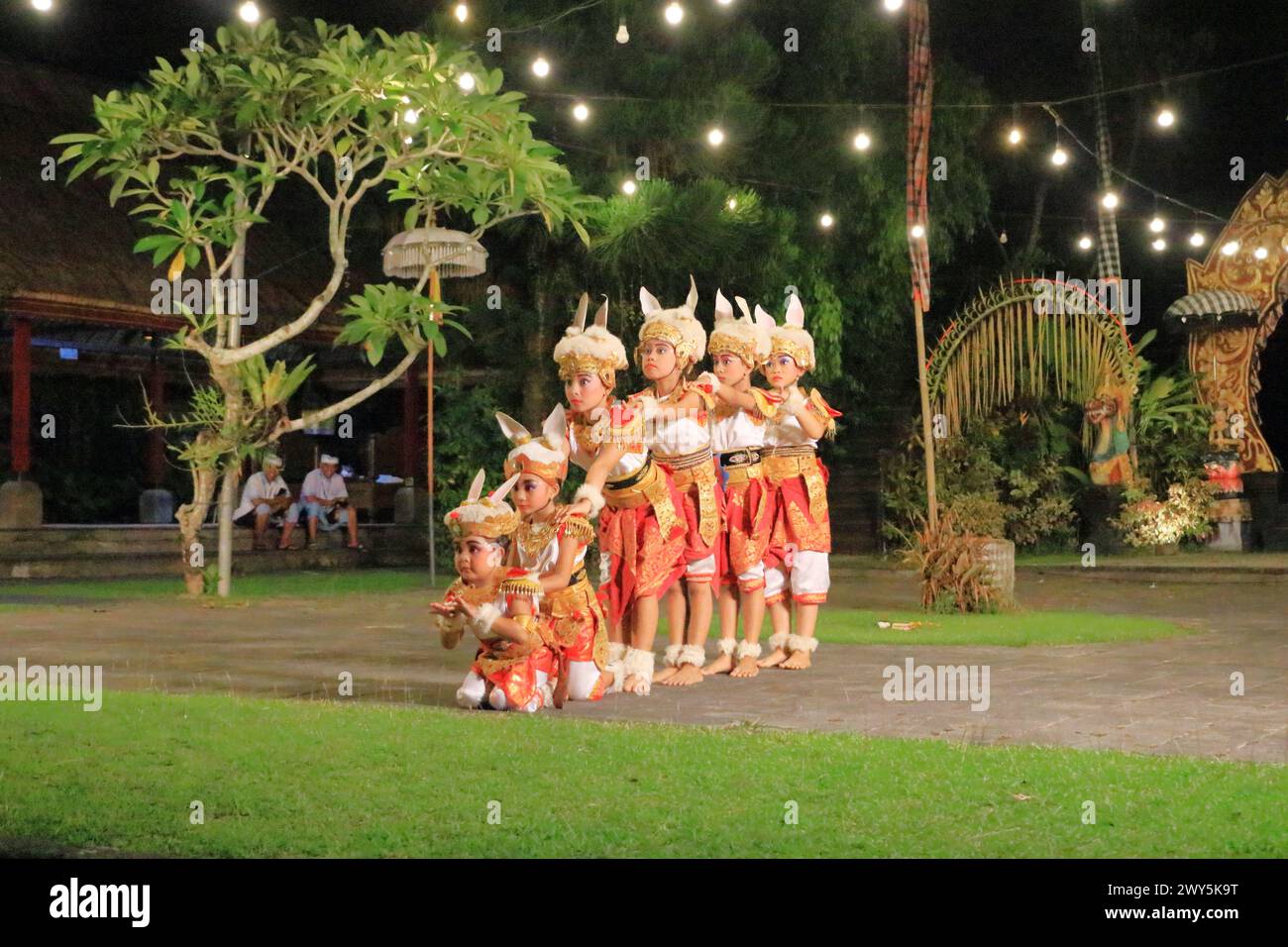 Ubud, Bali en Indonesia - 31 de enero de 2024: Jóvenes bailarines realizan la danza del conejo Foto de stock