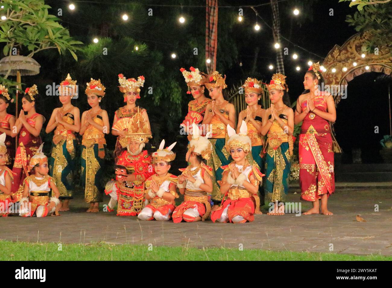 Ubud, Bali en Indonesia - 31 de enero de 2024: Grupo de hermosas chicas balinesas en trajes tradicionales brillantes Foto de stock