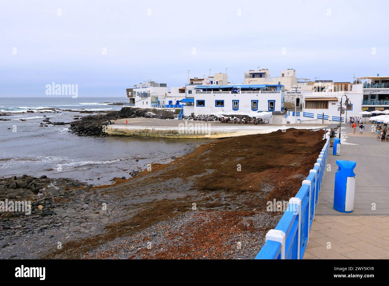 El Cotillo en Fuerteventura, Islas Canarias, España - 21 de noviembre de 2023: Pequeño pueblo en el océano atlántico en un día nublado Foto de stock