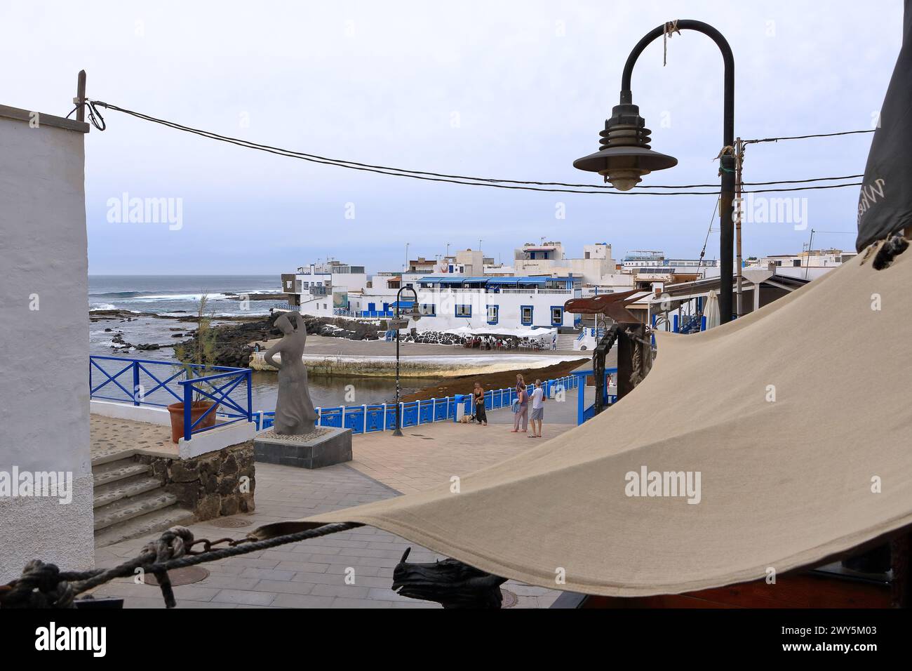 El Cotillo en Fuerteventura, Islas Canarias, España - 21 de noviembre de 2023: Pequeño pueblo en el océano atlántico en un día nublado Foto de stock