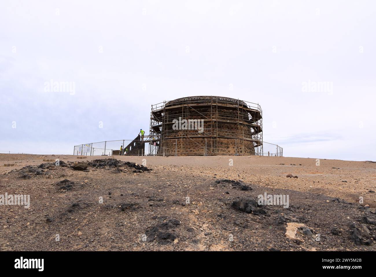 El Cotillo, Fuerteventura, Islas Canarias, España - 21 de noviembre de 2023: La Torre Vieja (toston) en construcción en un día nublado Foto de stock