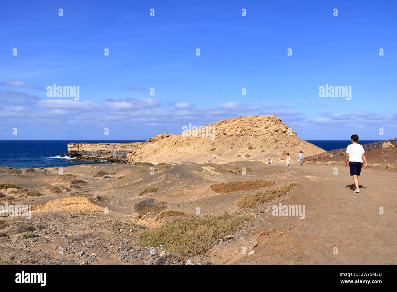 La Pared, Fuerteventura, Islas Canarias en España - 23 de noviembre de 2023: La gente disfruta del paisaje de la costa y la playa Foto de stock