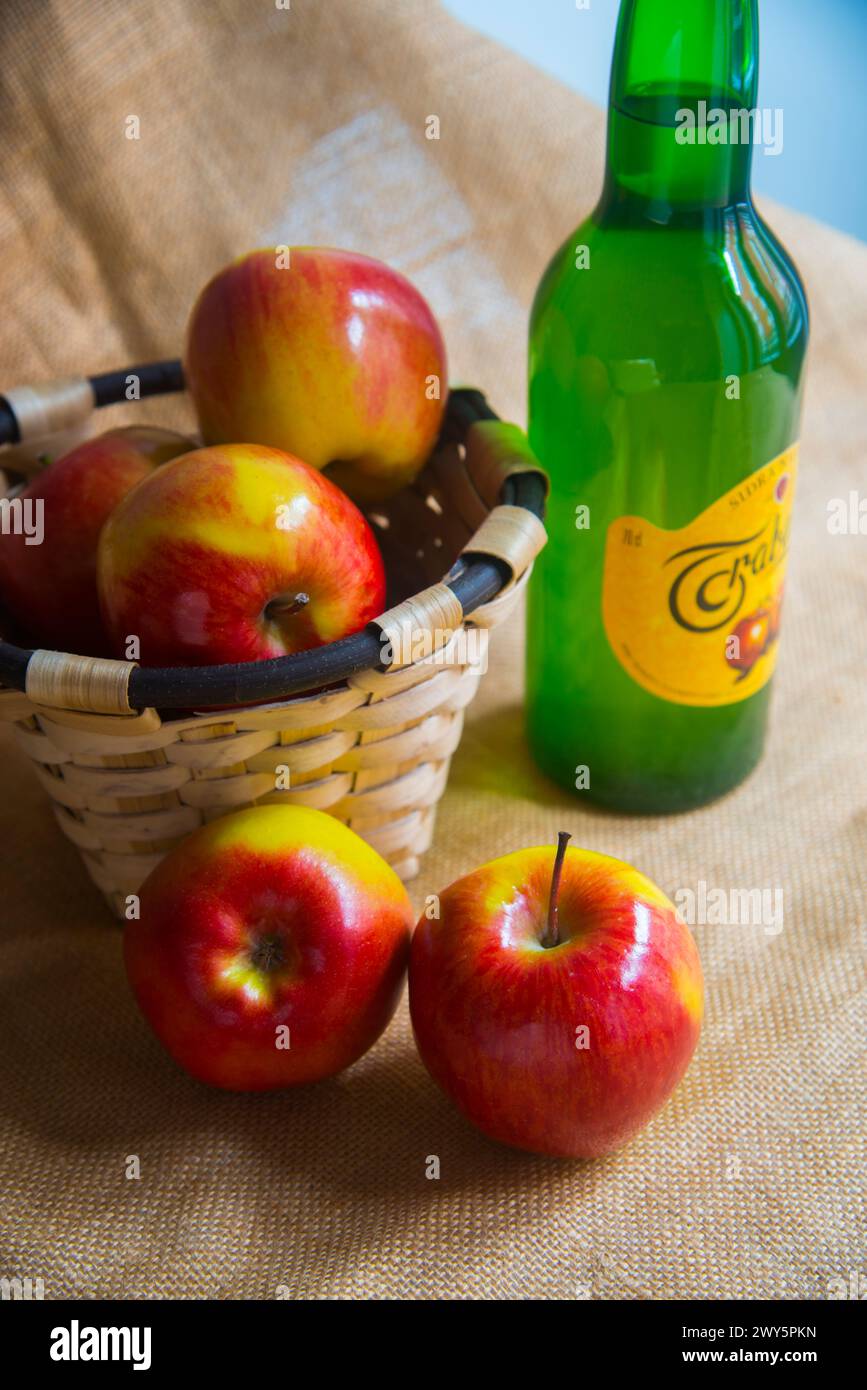 Manzanas y botella de sidra. Asturias, españa. Foto de stock