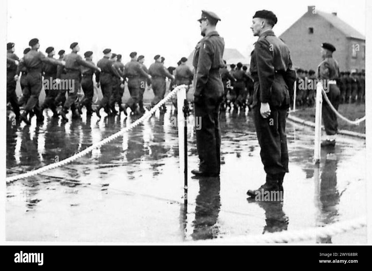 144TH ROYAL CORPOS BARMADOS GRAN DÍA - Escuadrón 'D' que marcha el General, Lt-Col Jolly detrás del General. , British Army, 21st Army Group Foto de stock