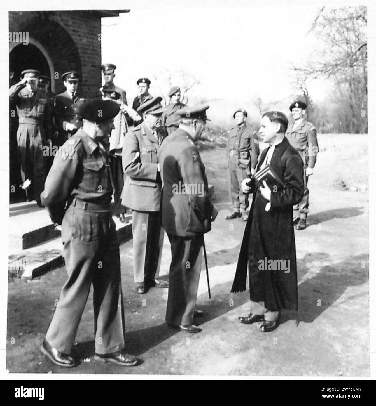 EL PRIMER MINISTRO EN ALEMANIA - El Primer Ministro hablando con un padre después de un servicio religioso celebrado en una cantina Y.M.C.A. en Alemania. También en la imagen se puede ver el Mariscal de Campo Sir Bernard Montgomery y el Mariscal de Campo Sir Alan Brooke, C.I.G.S. , Ejército Británico, 21er Grupo de Ejército Foto de stock