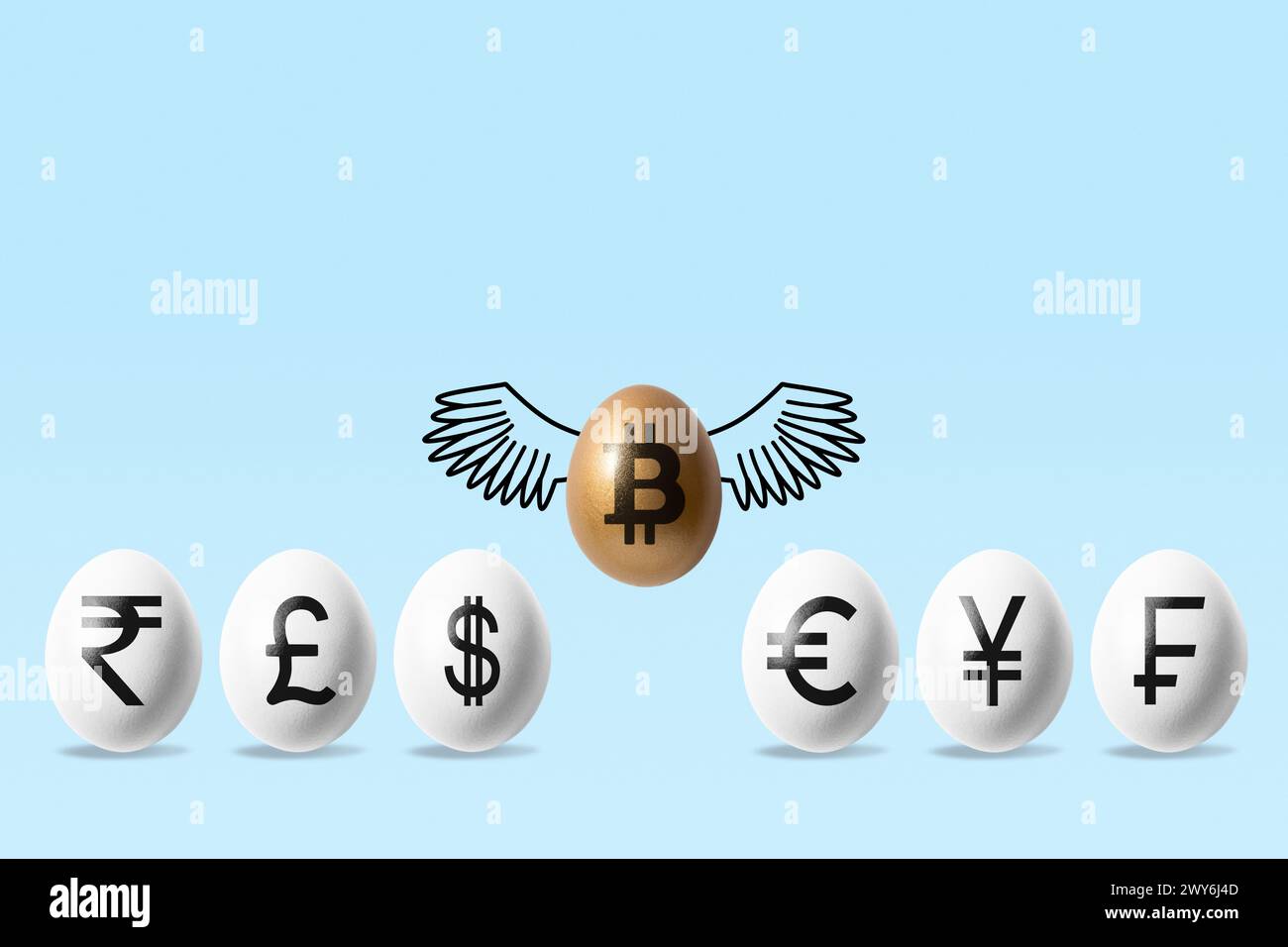 Huevo de oro con un signo de bitcoin volando sobre huevos blancos con signos de moneda en el fondo azul. Concepto de inversión mínima. Foto de stock