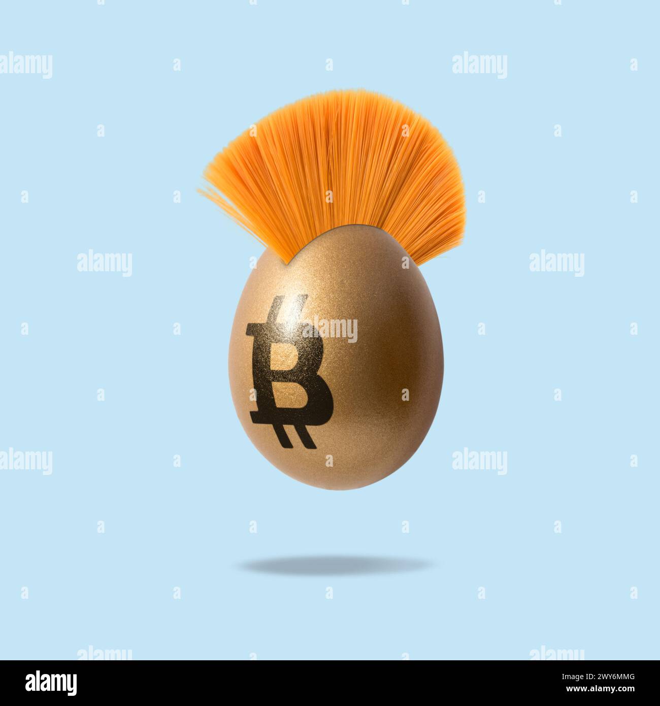 Huevo de oro con un signo de bitcoin y pelo de mohawk. Concepto de inversión mínima. Foto de stock