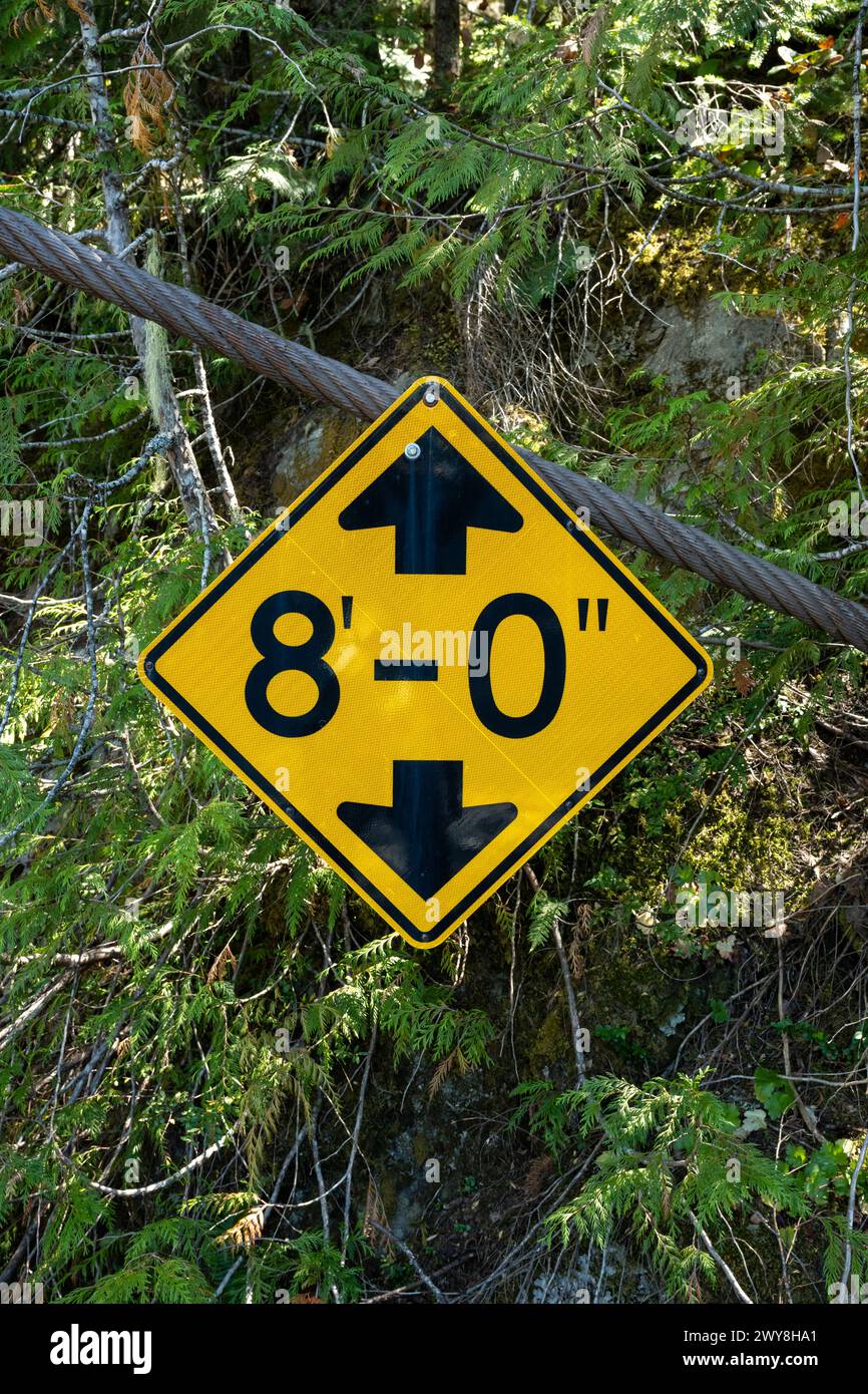 Señal de despeje de ocho pies en el puente de suspensión Nisqually en el Parque Nacional Monte Rainier Foto de stock