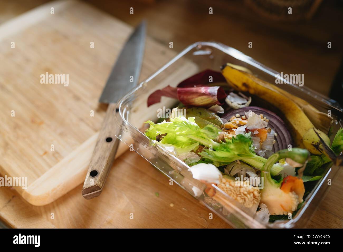 restos de comida mientras se pican verduras para la preparación de la comida Foto de stock