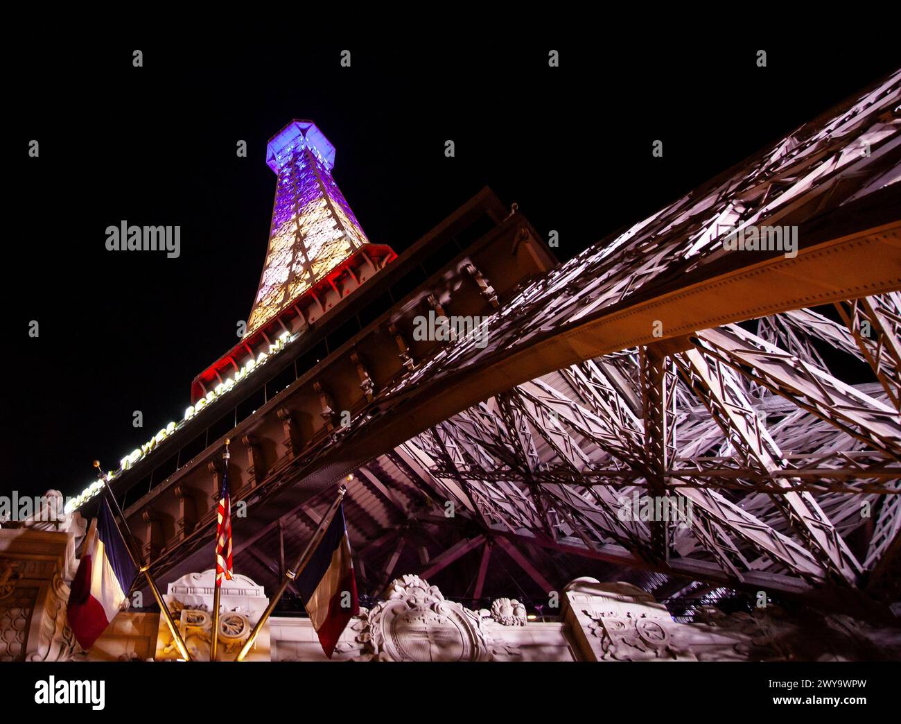 Réplica de la Torre Eiffel en Las Vegas por la noche tomada desde abajo Foto de stock