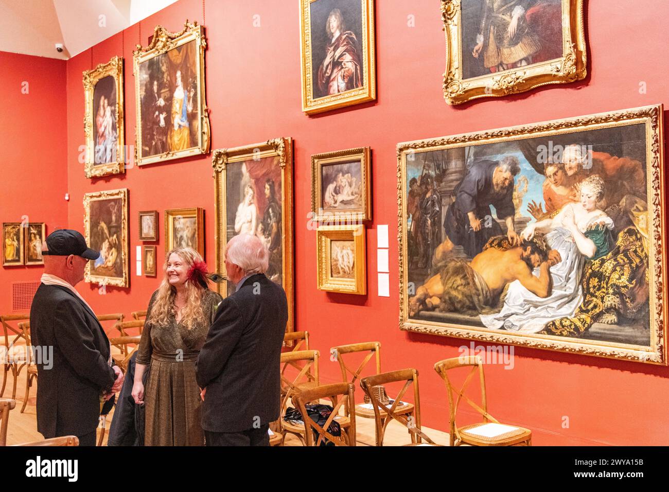 Invitados a la boda se entremezclan y hablan en la galería principal de Dulwich Picture Gallery en Londres, Reino Unido Foto de stock