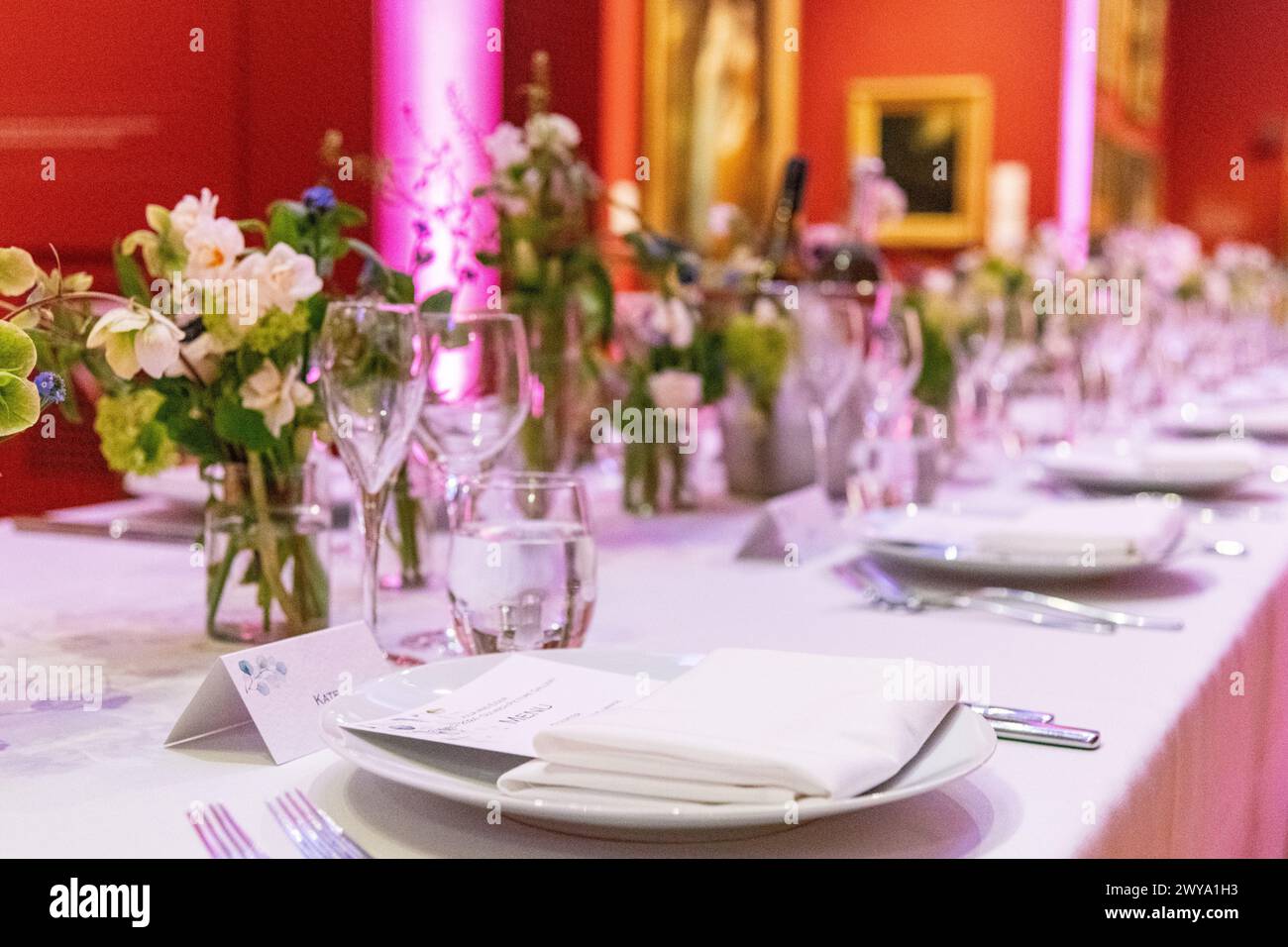 Una mesa vacía sin gente dispuesta en una boda en Dulwich Picture Gallery en Londres, Reino Unido Foto de stock