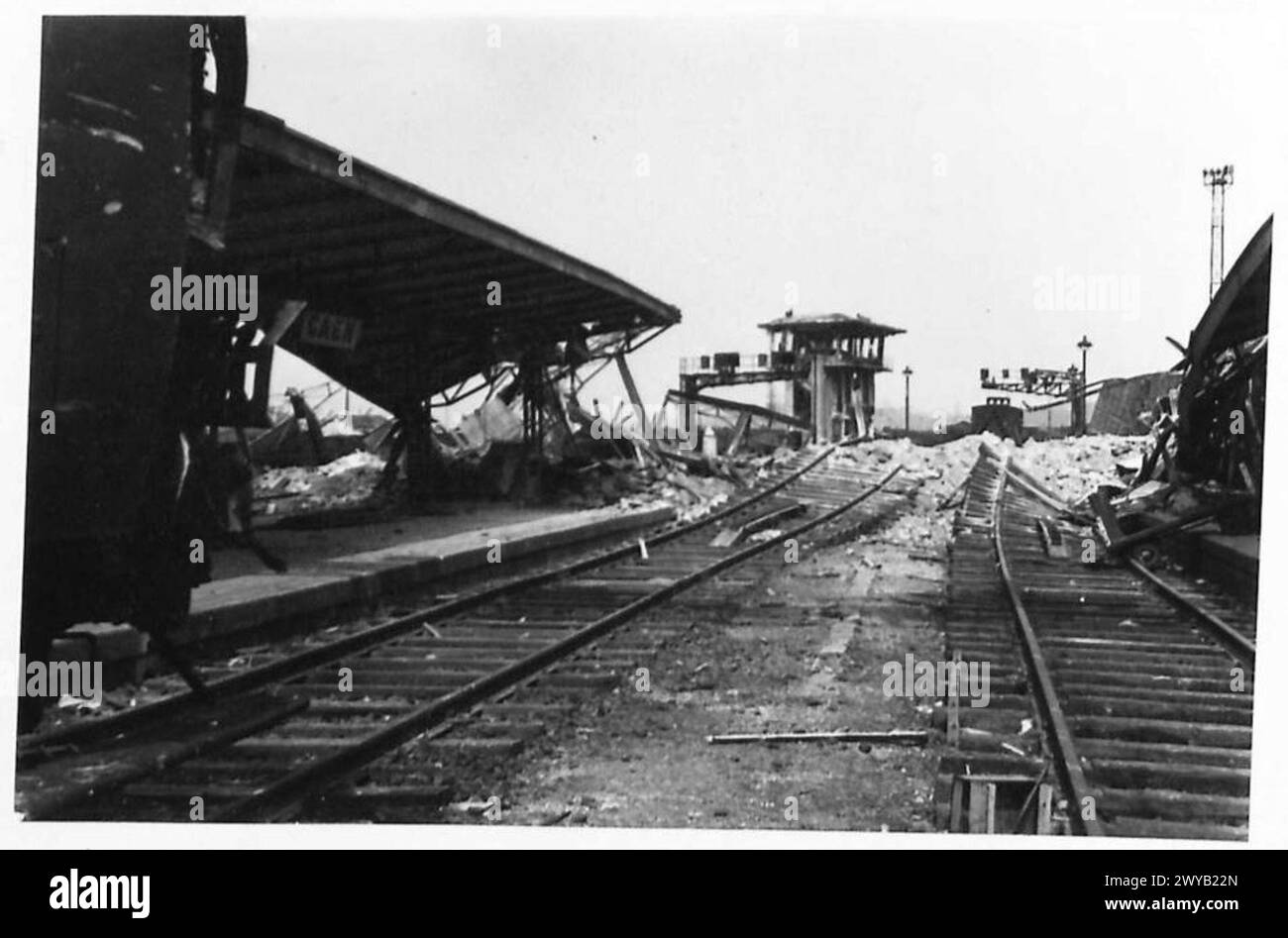 PUENTES EN CAEN - leyenda original en tiempos de guerra: Antiguamente un centro ferroviario muy importante y concurrido, la estación y los patios de Caen en la línea principal París-Cherburgo fueron completamente destruidos, y fuera de servicio por bombardeos aéreos y bombardeos, antes y durante la batalla por la ciudad. Negativo fotográfico, Ejército Británico, 21er Grupo del Ejército Foto de stock