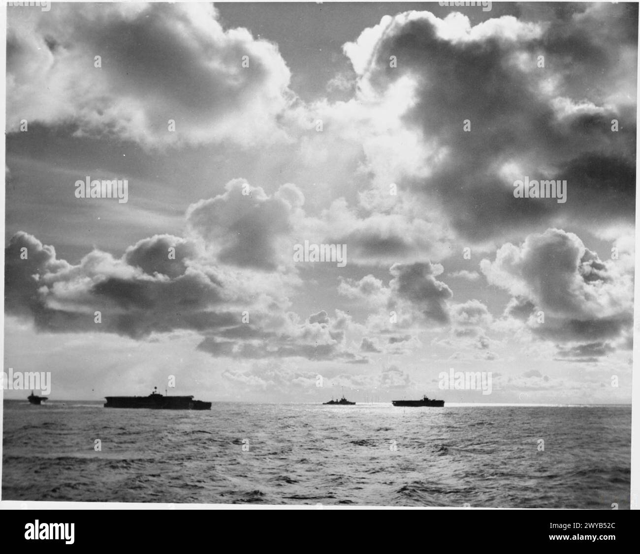 LA MARINA REAL DURANTE LA SEGUNDA GUERRA MUNDIAL - HMS FURIOSO y HMS EMPEROR en el mar con otros barcos en la distancia, en la noche antes de la incursión del brazo aéreo de la flota en el acorazado alemán TIRPITZ. , Royal Navy, EMPEROR (HMS), Royal Navy, HMS Furious, portaaviones/crucero de batalla, (1916) Foto de stock