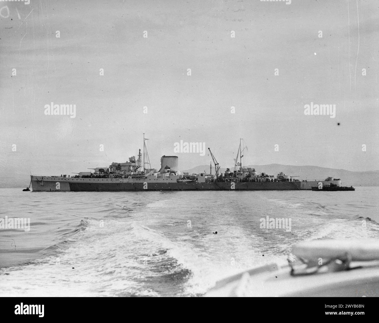 LA MARINA REAL DURANTE LA SEGUNDA GUERRA MUNDIAL - el crucero AQUILES, veterano de la Batalla del Río de la Plata, amarró en Greenock poco después de su reequipamiento. , Royal New Zealand Navy, AQUILES (HMNZS) Foto de stock