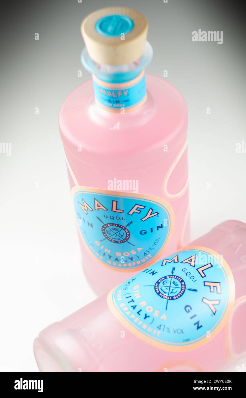 LONDRES, Reino Unido - 25 DE MARZO de 2024 Malfy Gin Rosa, una ginebra con sabor inspirada en el estilo de vida Amalfi, encarna el espíritu de Italia como la costa de Amalfi Foto de stock