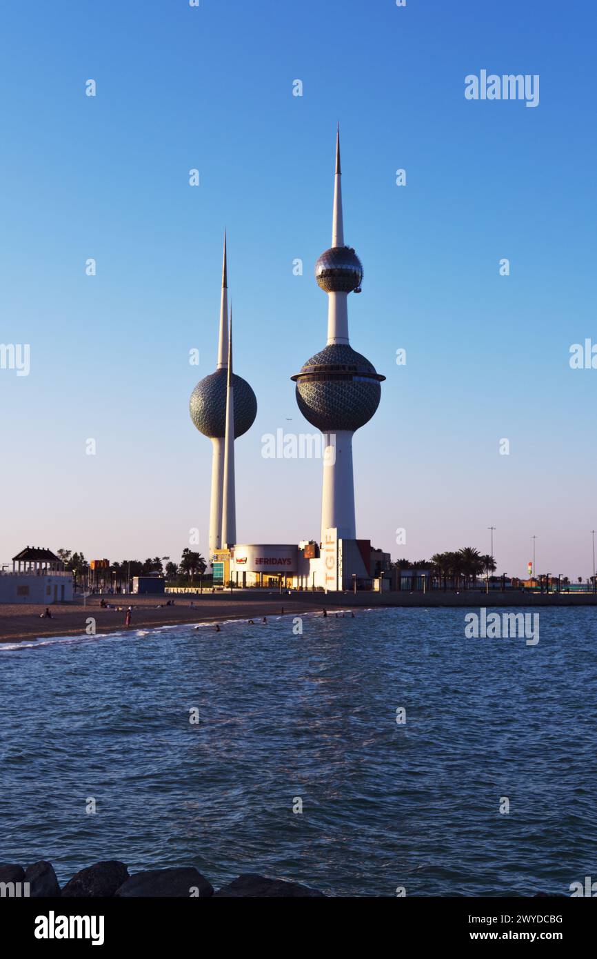 Famosas torres de bolas en Kuwait en un día soleado con cielo claro. Mar  azul y playa de arena en el fondo Fotografía de stock - Alamy