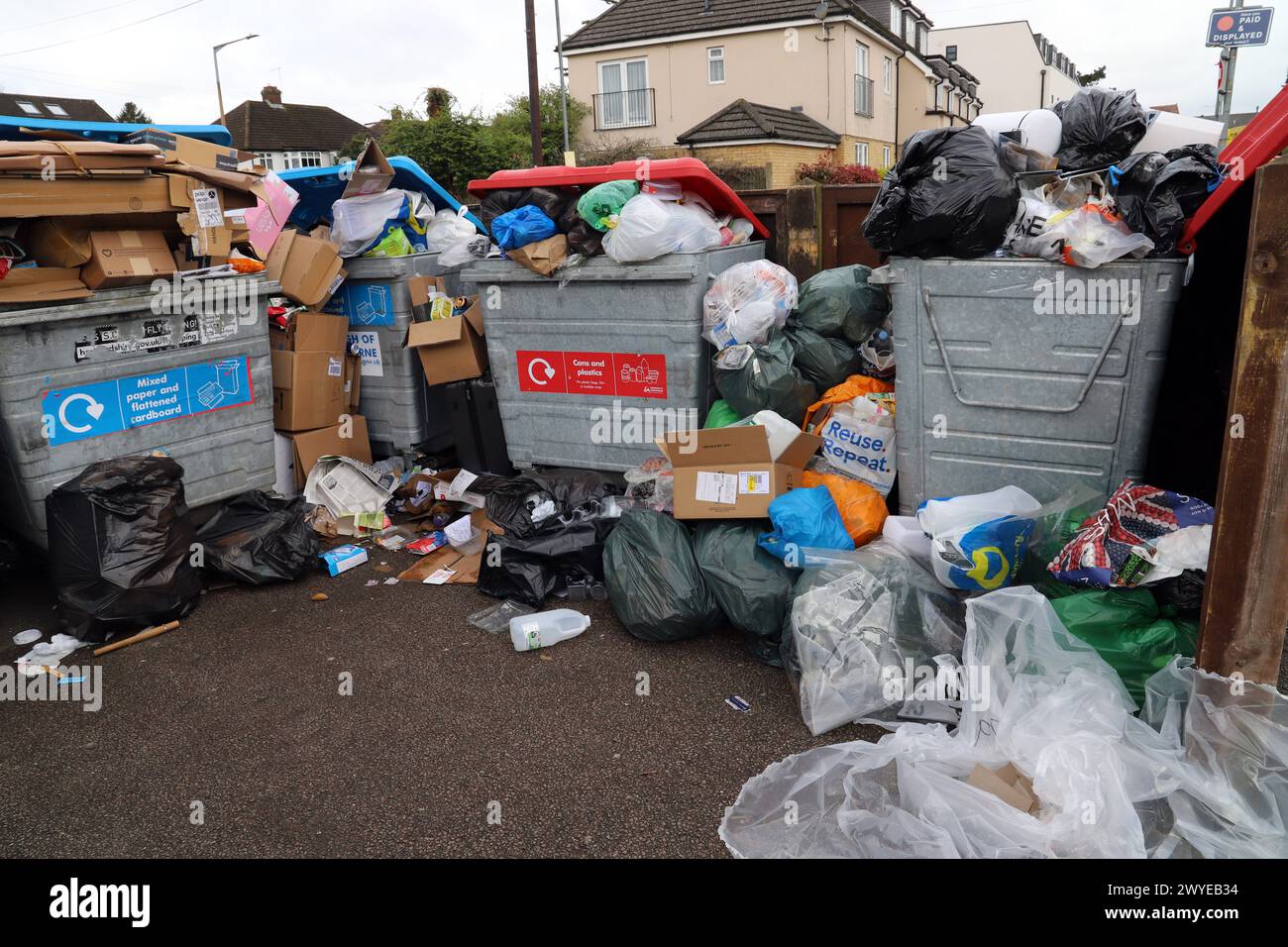 Desbordamiento de contenedores de reciclaje en una instalación de recolección del ayuntamiento local Foto de stock