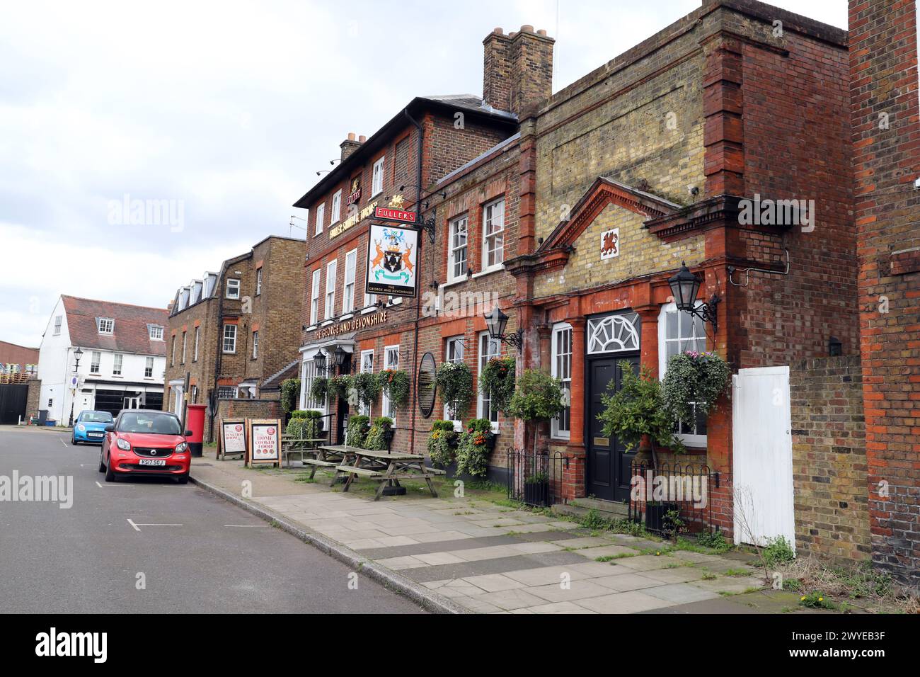 The George and Devonshire Pub, Chiswick, Londres Foto de stock