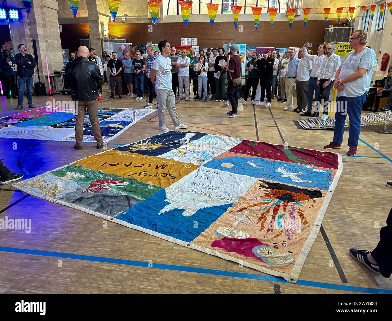 París, Francia, mucha gente, en el interior, mirando el proyecto de patchwork del SIDA en exhibición, Halles des Blancs Manteaux, Printemps des Assoces, Le Marais Foto de stock