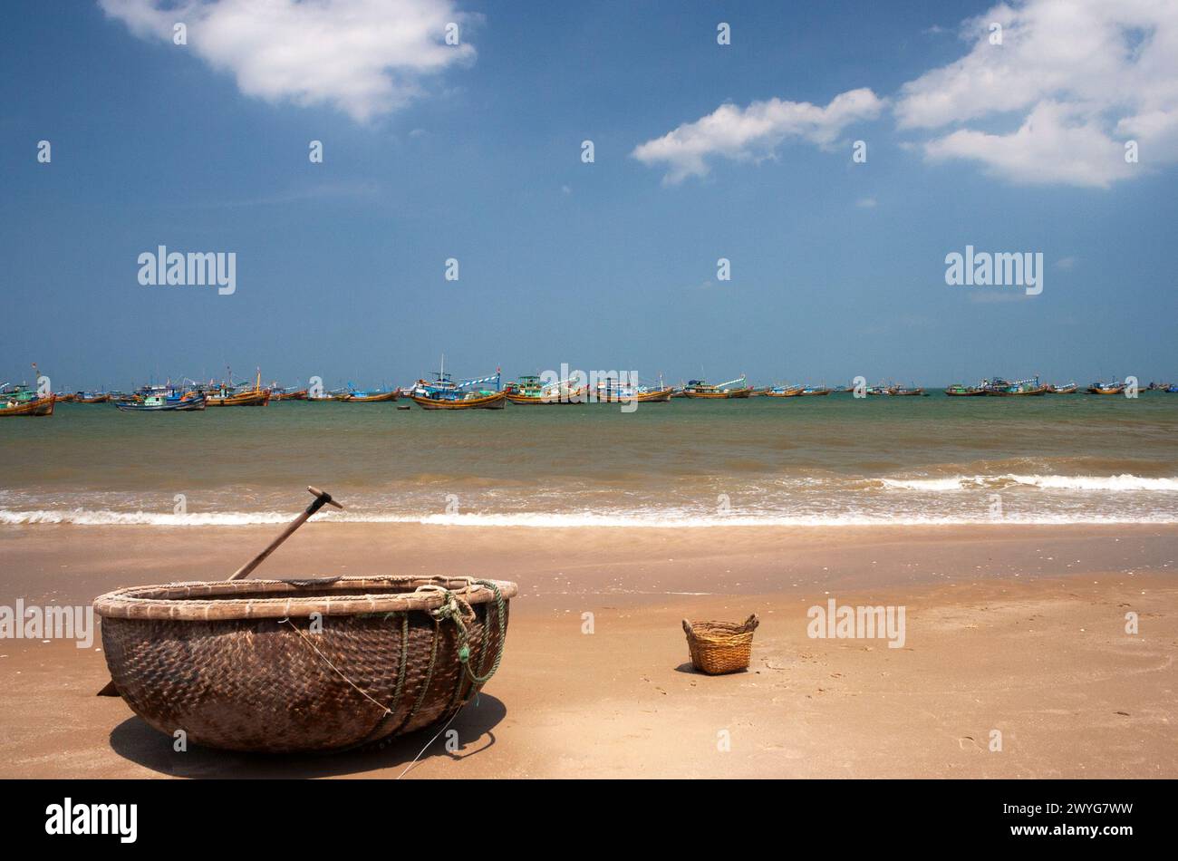 Bote de cesta en la playa en el mercado de pesca en Mui Ne en Vietnam en el sudeste asiático Foto de stock