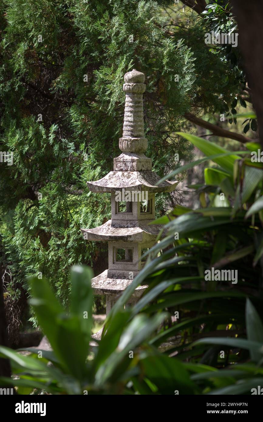 Kepaniwai Park, los jardines de patrimonio aisian en la isla de estatuas mauifeature, árboles imponentes, una pagoda, peces koi y hermosos alrededores Foto de stock