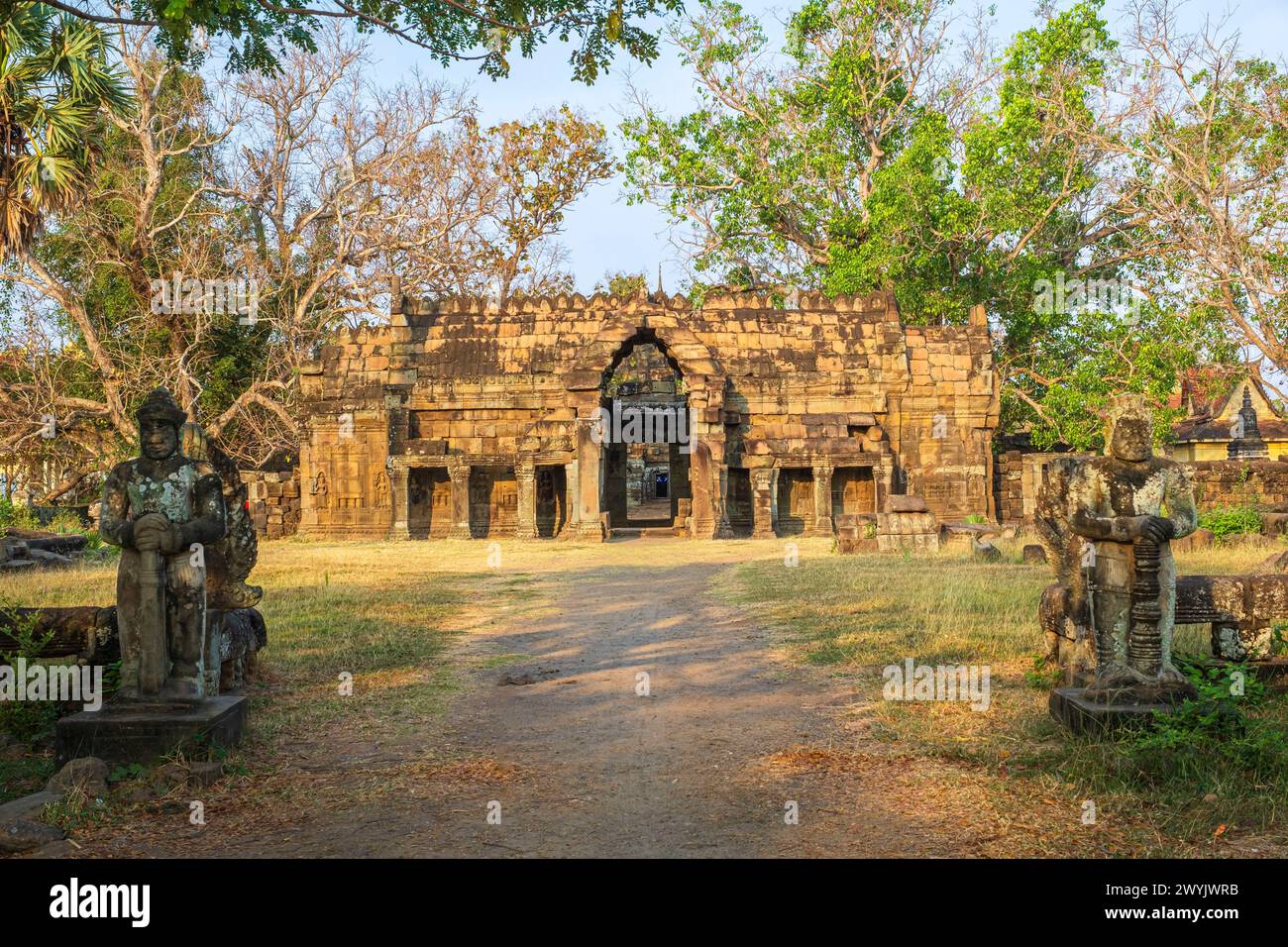 Camboya, Kampong Cham, el templo budista Angkorian Vat Nokor (o Nokor Bachey) construido en el siglo XI Foto de stock