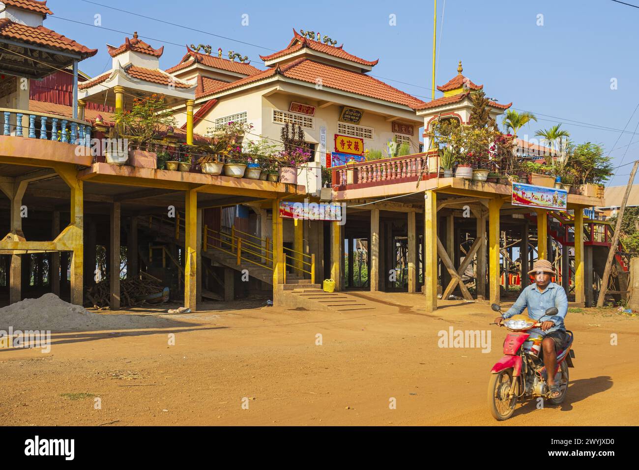 Camboya, Kampong Chhnang, aldea de pesca de Kandal en las orillas del río Tonle Sap, pagoda vietnamita Van An Foto de stock