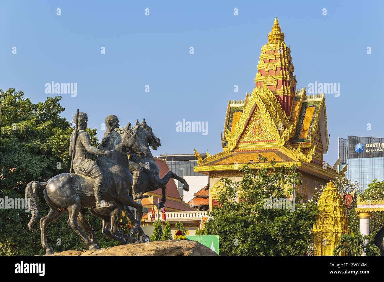 Camboya, Phnom Penh, distrito de Doun Penh, Monumento de los Guerreros Reales Decho Meas y Decho Yat frente a Wat Ounalom, templo budista fundado en el siglo XV Foto de stock