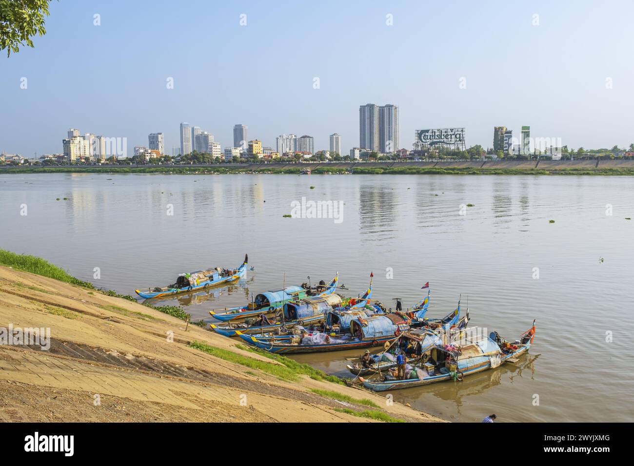 Camboya, Phnom Penh, el río Tonle Sap y los edificios del distrito de Chroy Changvar Foto de stock