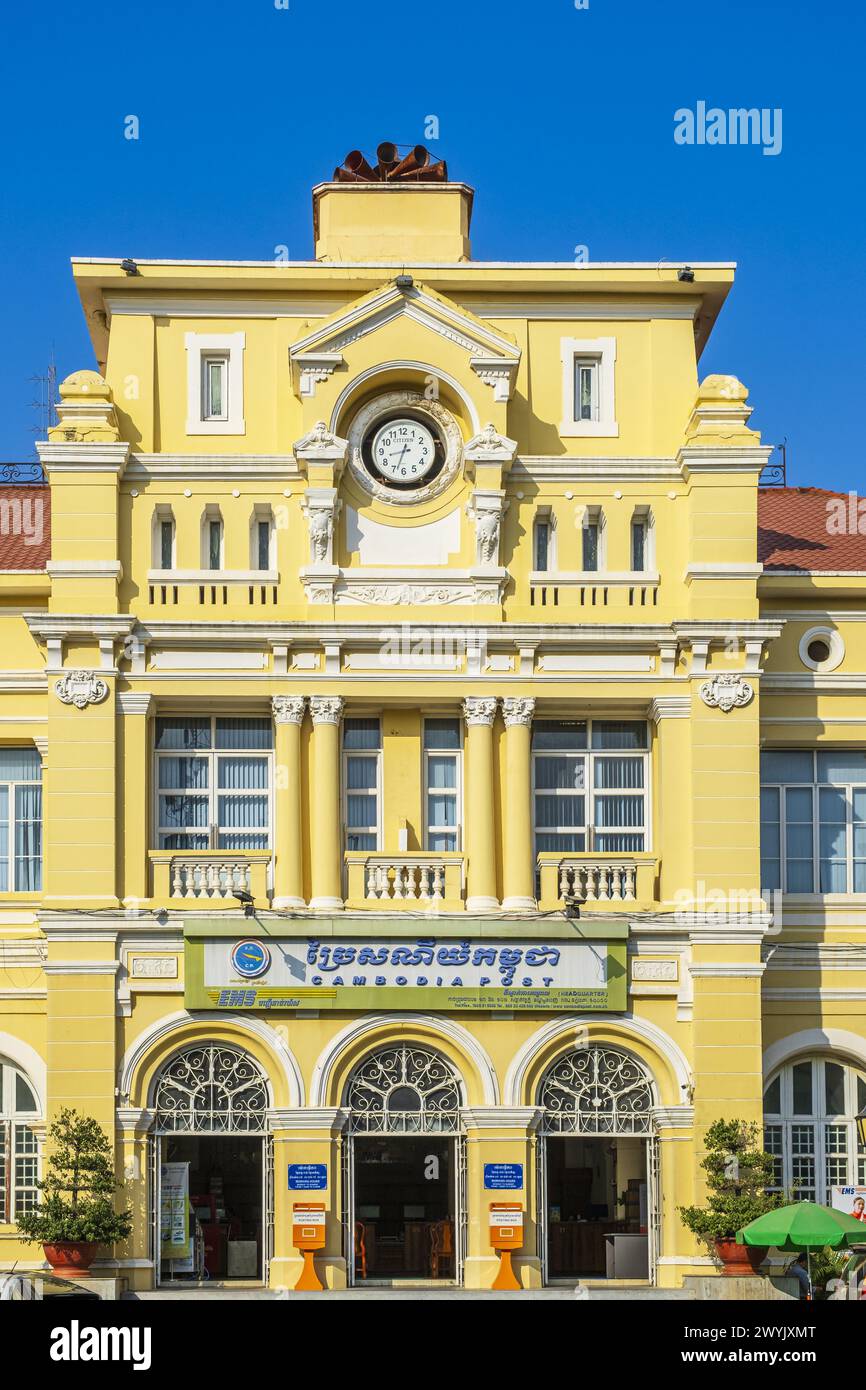 Camboya, Phnom Penh, zona de Wat Phnom, la Oficina Central de Correos erigida durante el período colonial francés, inaugurada en 1895 y diseñada por el arquitecto francés Daniel Fabre Foto de stock