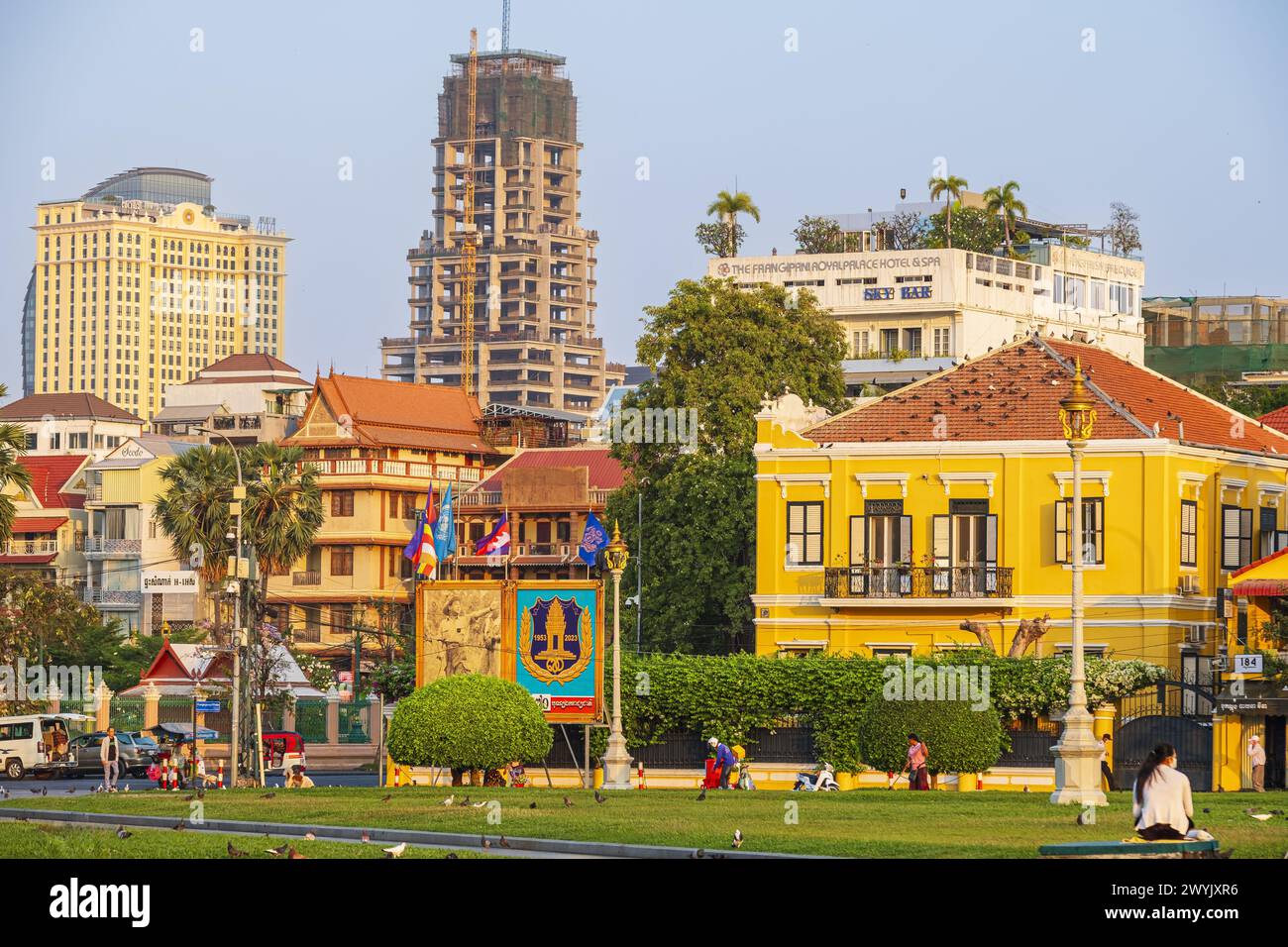 Camboya, Phnom Penh, distrito de Doun Penh, alrededores del Palacio Real a lo largo de Sisowath Quay Foto de stock