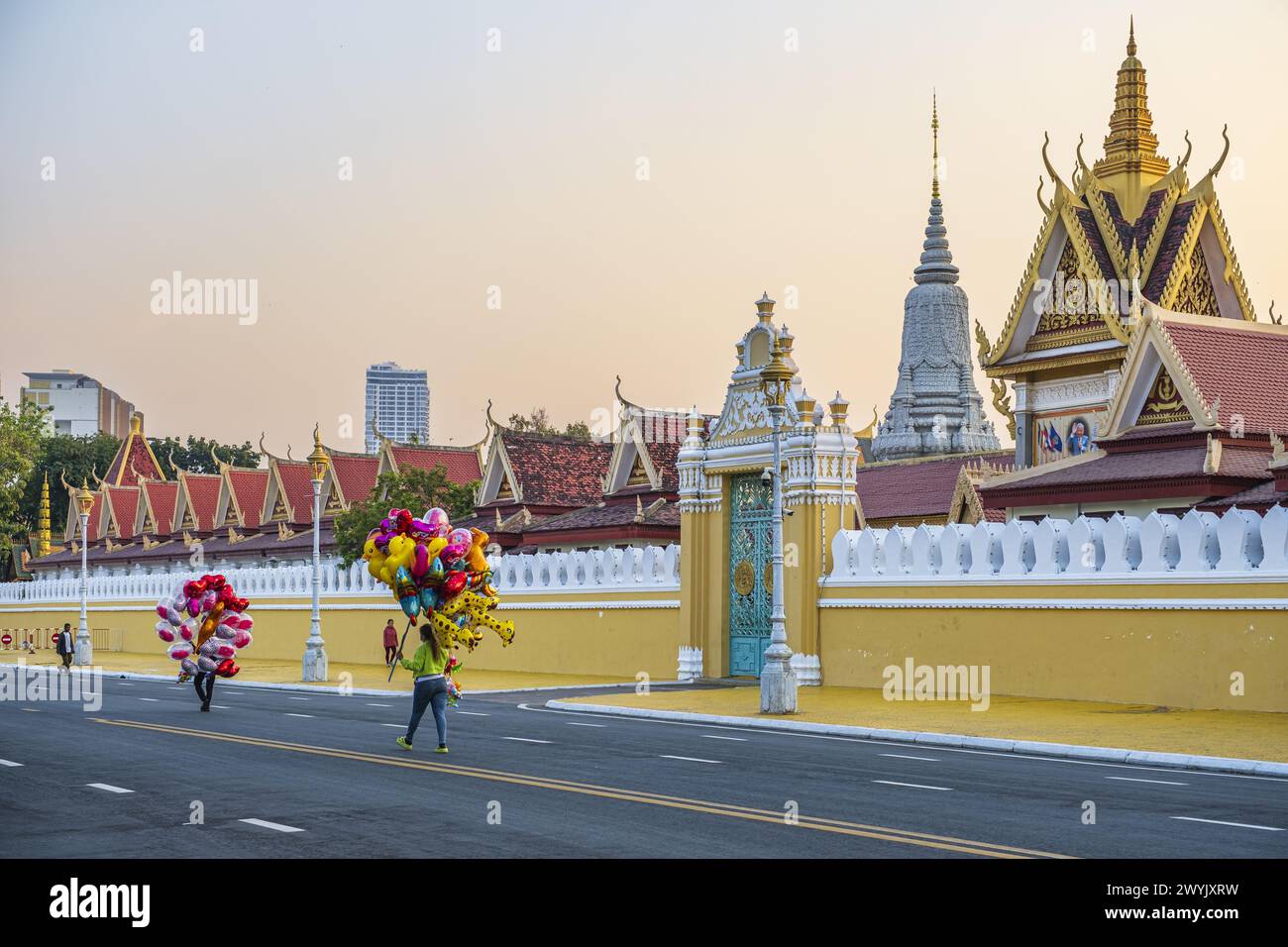 Camboya, Phnom Penh, vendedores de globos frente al Palacio Real Foto de stock