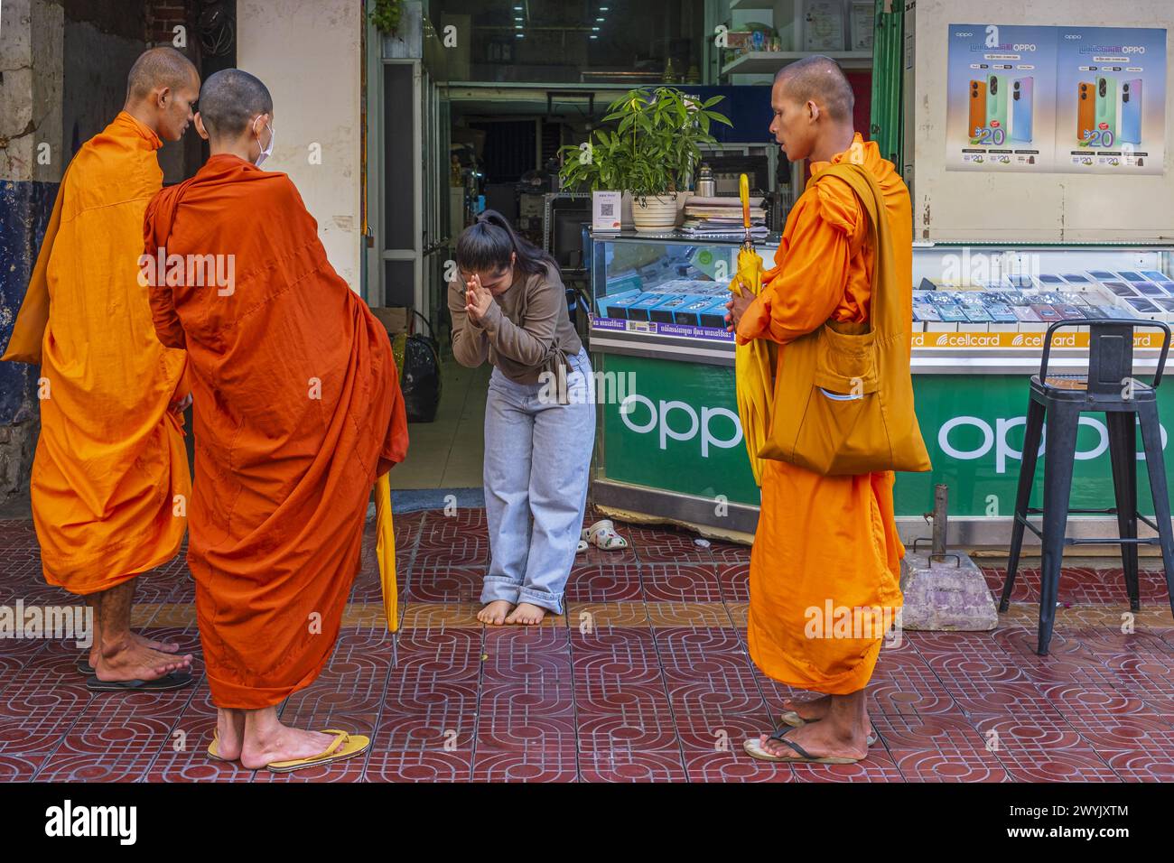 Camboya, Phnom Penh, monjes budistas que reciben limosnas de los fieles cada mañana Foto de stock