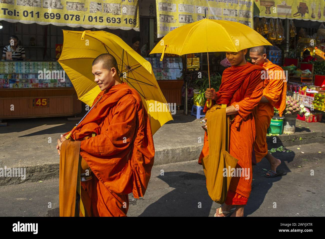 Camboya, Phnom Penh, monjes budistas que reciben limosnas de los fieles cada mañana Foto de stock