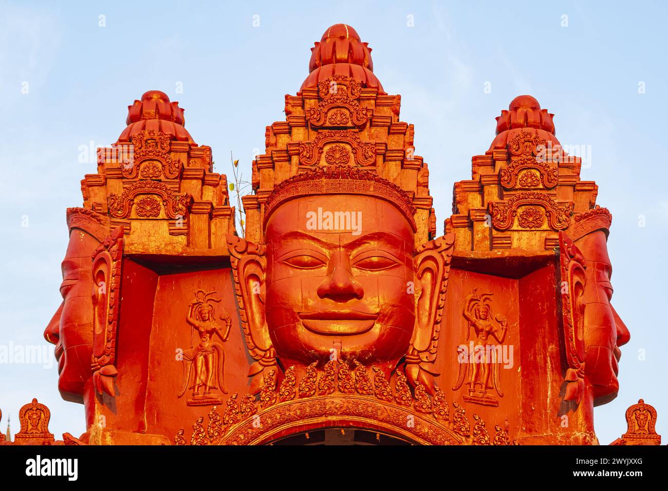 Camboya, provincia de Kandal, Oudong, Vipassana Centro de Meditación Budista a los pies de la colina de la monumental necrópolis real, puerta de entrada Foto de stock