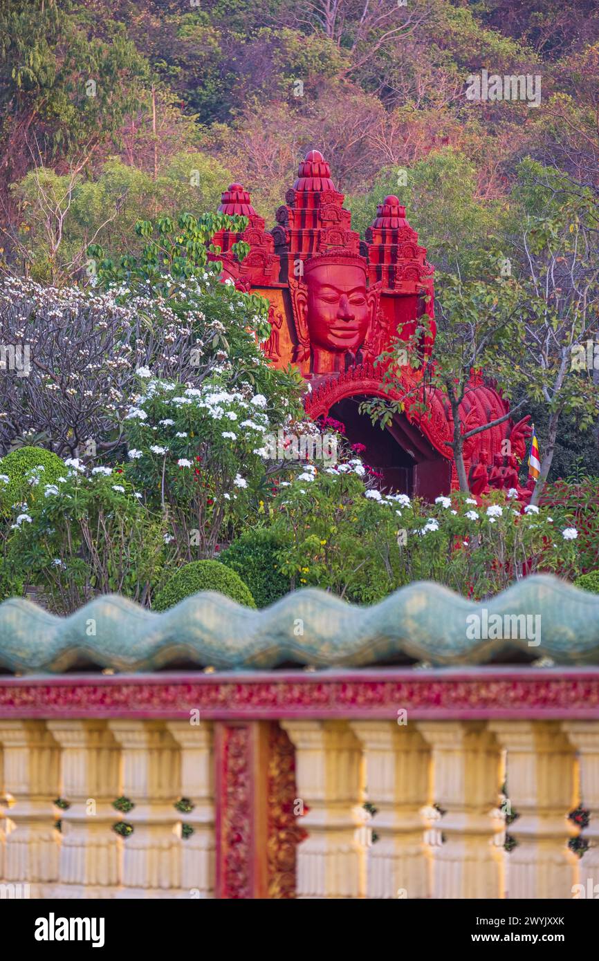 Camboya, provincia de Kandal, Oudong, Vipassana Centro de Meditación Budista a los pies de la colina de la monumental necrópolis real Foto de stock