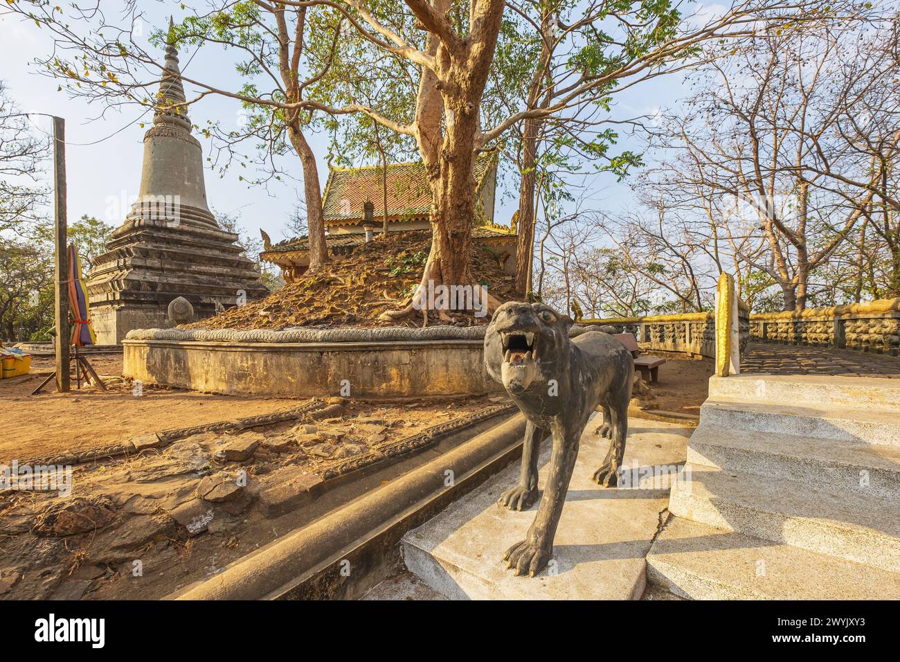 Camboya, provincia de Kandal, Oudong, antigua capital de Camboya durante casi 250 años hasta 1866 y monumental necrópolis real esparcida en una colina Foto de stock