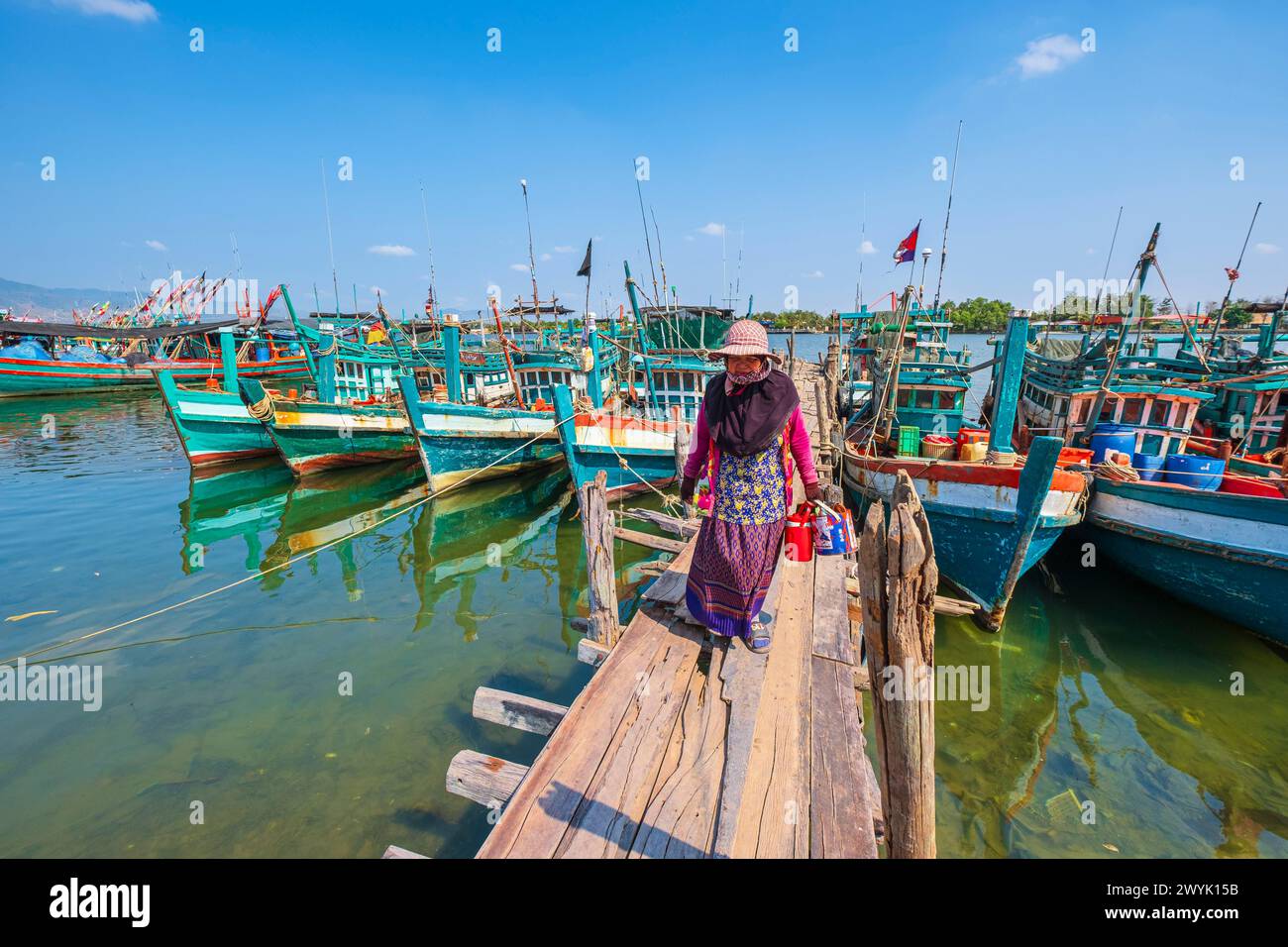 Camboya, provincia de Kampot, Kampot, Traeuy Kaoh o Fish Island, pueblo de Doun Taok habitado por el grupo étnico musulmán Cham, puerto pesquero en el río Kampot Foto de stock