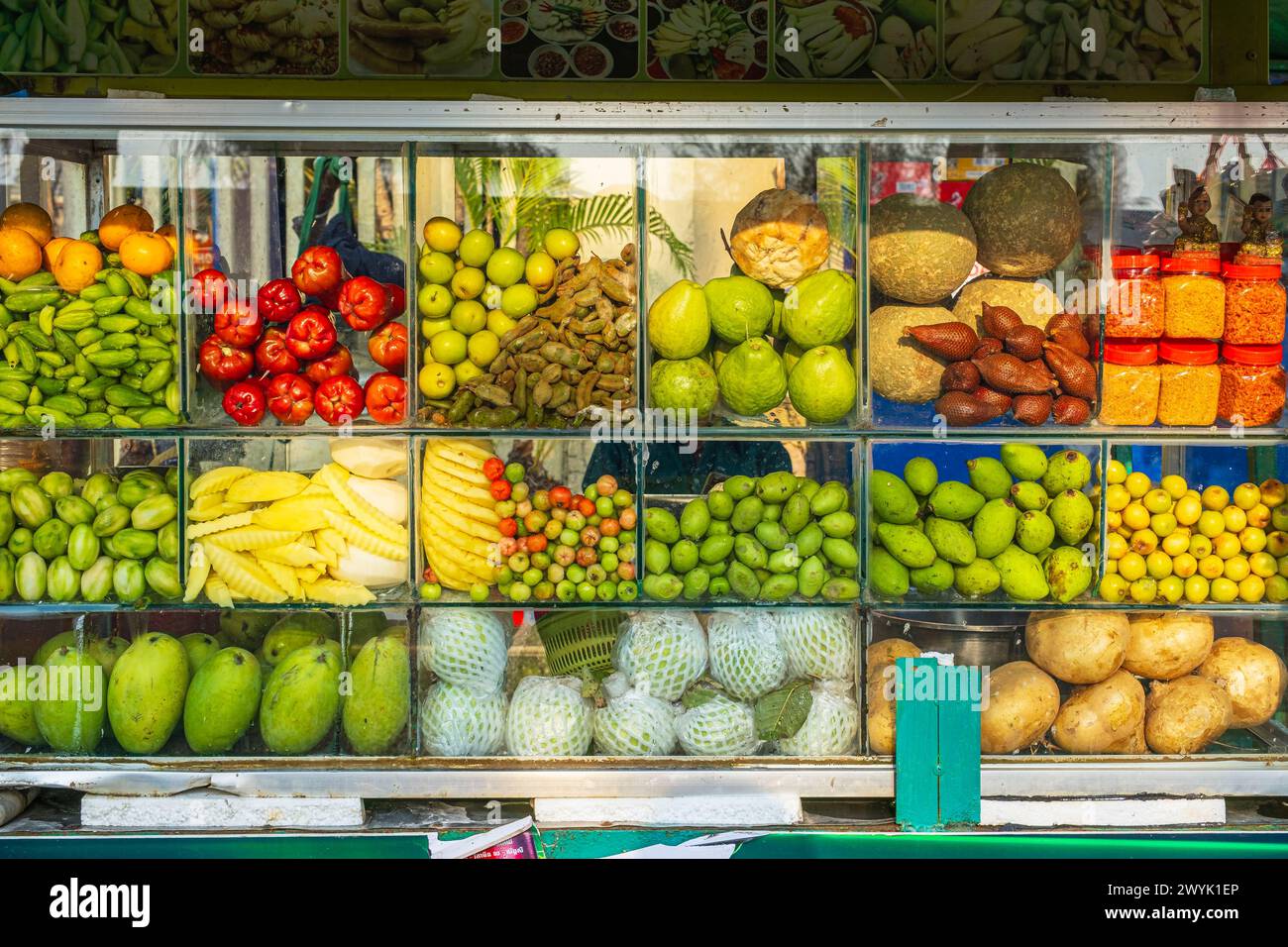 Camboya, provincia de Kampot, Kampot, tienda de zumos de frutas Foto de stock