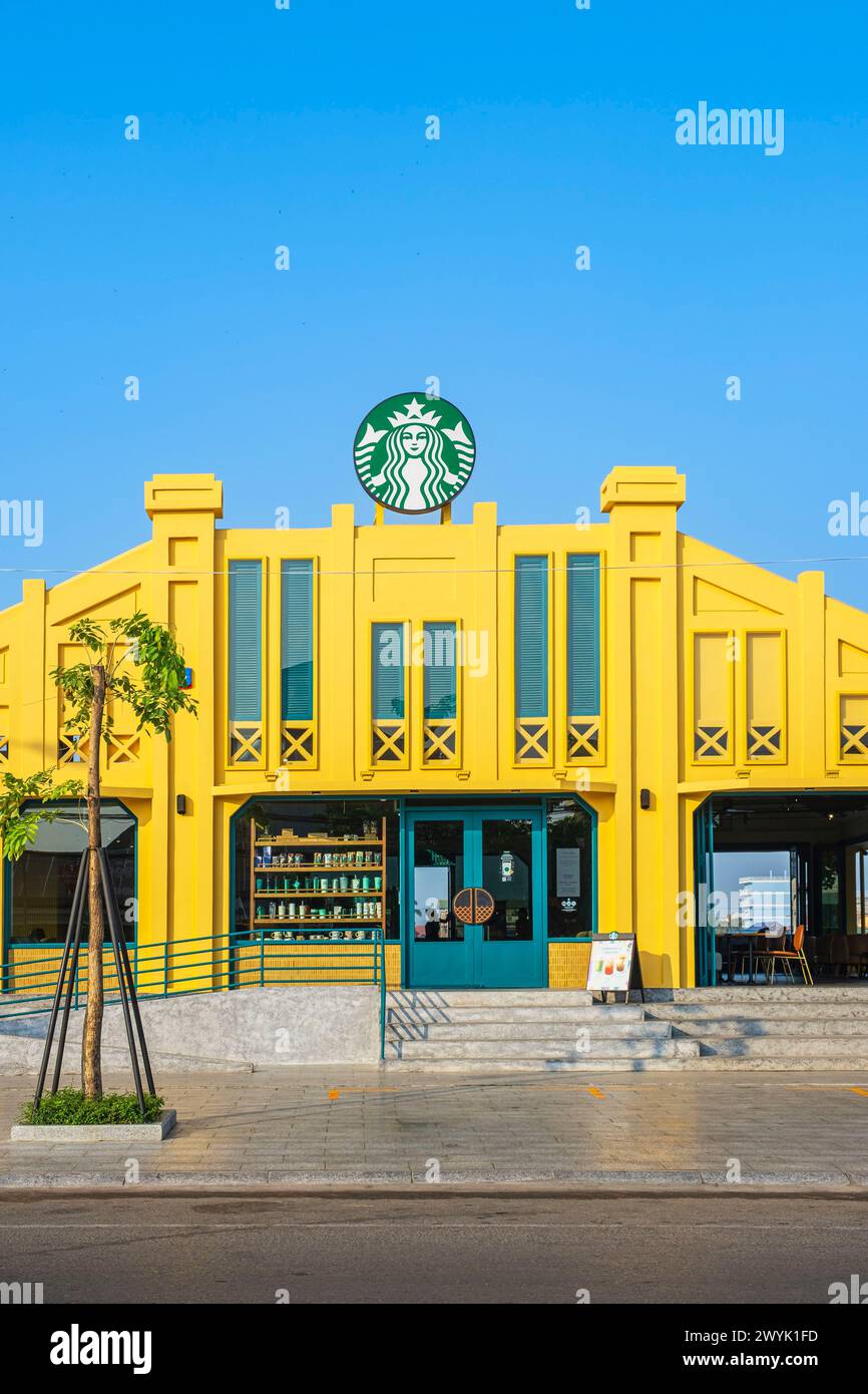 Camboya, provincia de Kampot, Kampot, cafetería Starbucks en el histórico edificio del mercado de pescado construido en la década de 1930 durante la época colonial francesa Foto de stock