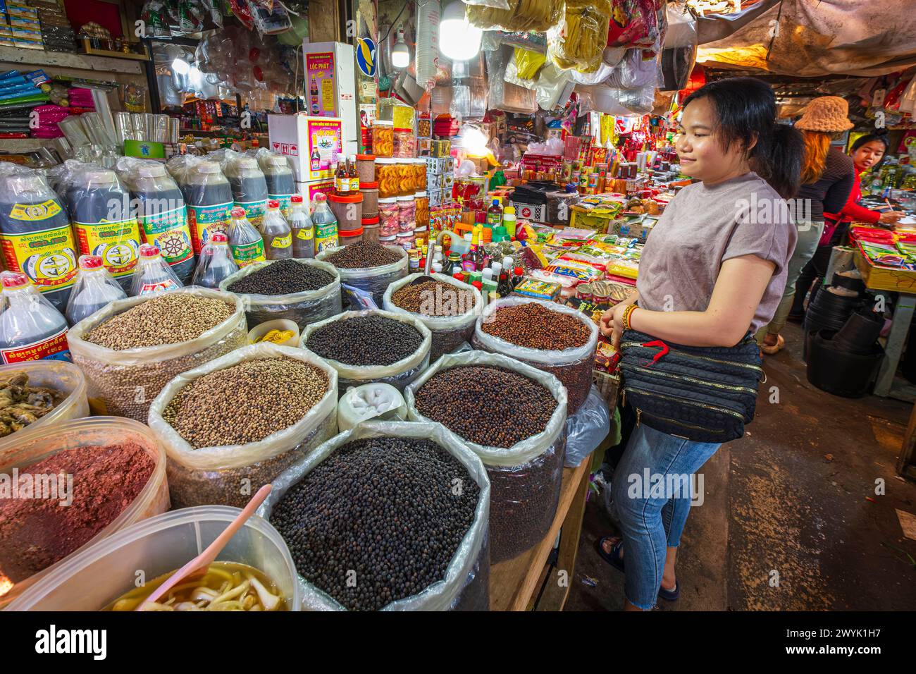 Camboya, provincia de Kampot, Kampot, mercado de Samaki o mercado central, puesto de pimienta Foto de stock