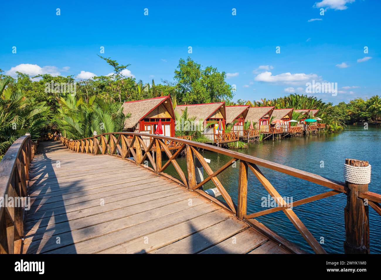 Camboya, provincia de Kampot, alrededores de Kampot, Kampong Kraeng, los bungalows Sloek Chak en las orillas del río Praek Tuek Chhu Foto de stock