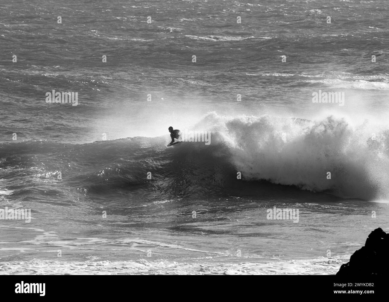 Tabla de olas o body board surf en enormes interruptores en Kynance Cove, Cornualles. Desafiando las olas. Foto de stock