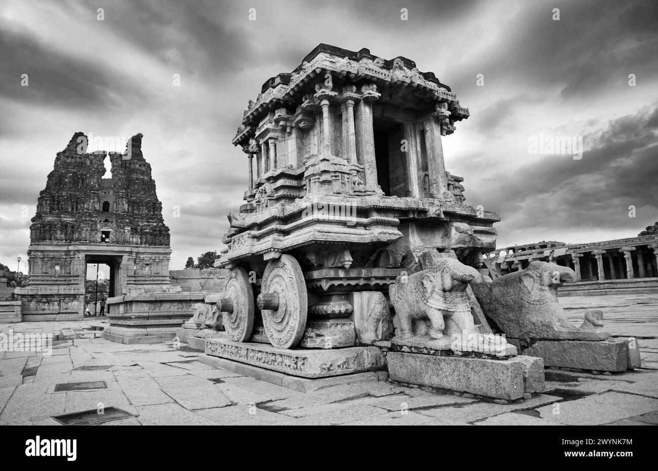 La icónica chariot de piedra en las cercanías del complejo del templo Vittala en el sitio del Patrimonio Mundial de la UNESCO de Hampi, Karnataka, India Foto de stock