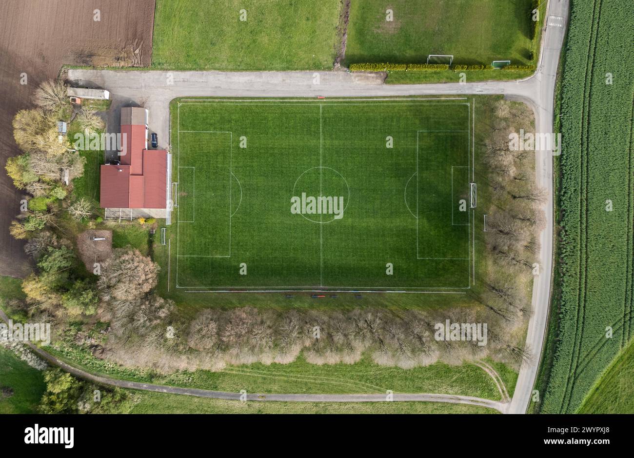 Ein Fußballfeld ist im Morgenlicht aus der Luft zu sehen. Aufnahme mit einer Drohne. Rottweil Baden-Württemberg Deutschland *** Un campo de fútbol se puede ver desde el aire en la luz de la mañana Disparo con un dron Rottweil Baden Württemberg Alemania Foto de stock