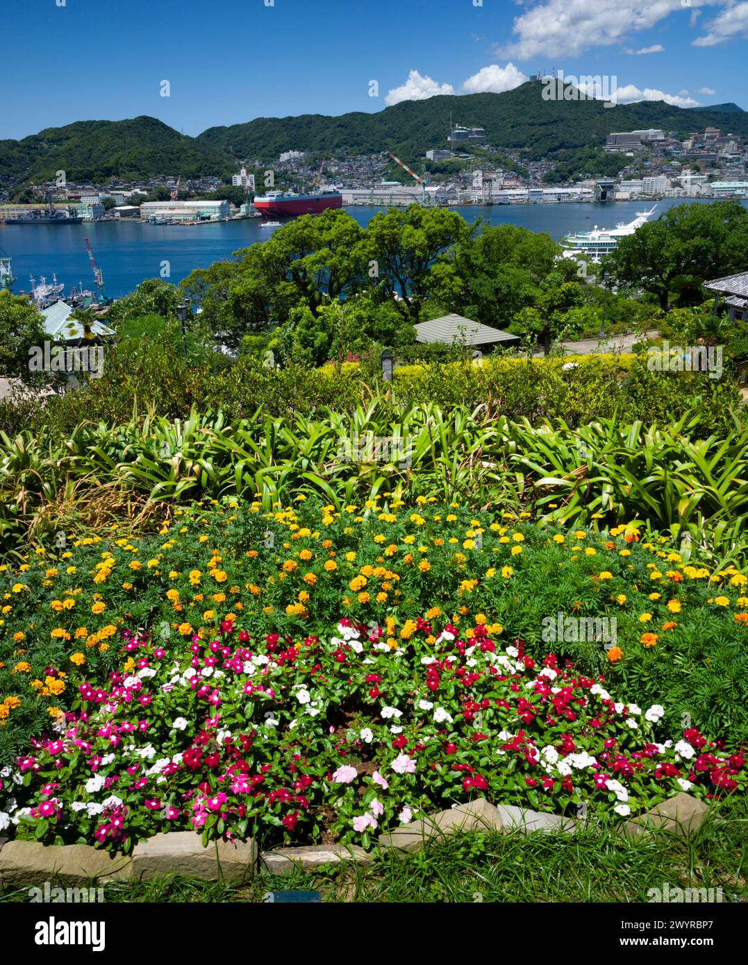 Exhibición floral en Glover Garden con vistas al puerto de Nagasaki, Japón. Foto de stock
